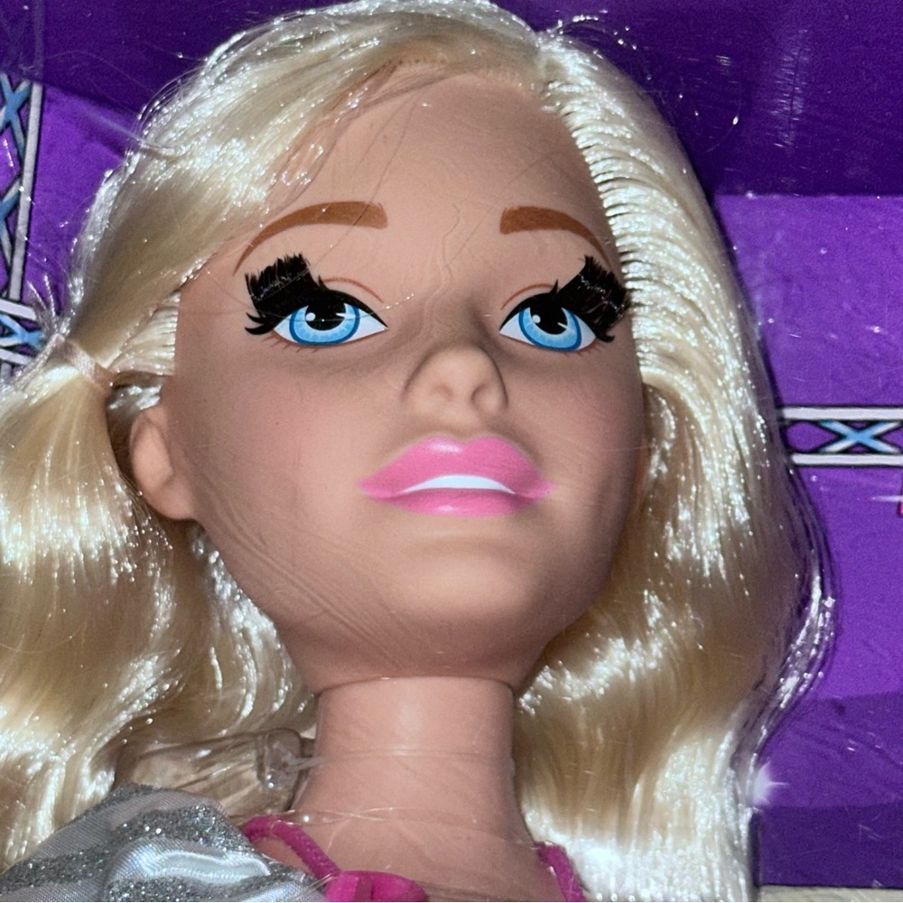 NOS NRFB MIB (C) 2018 28” Barbie Best Fashion Friend w/New Curvy Body - Blonde